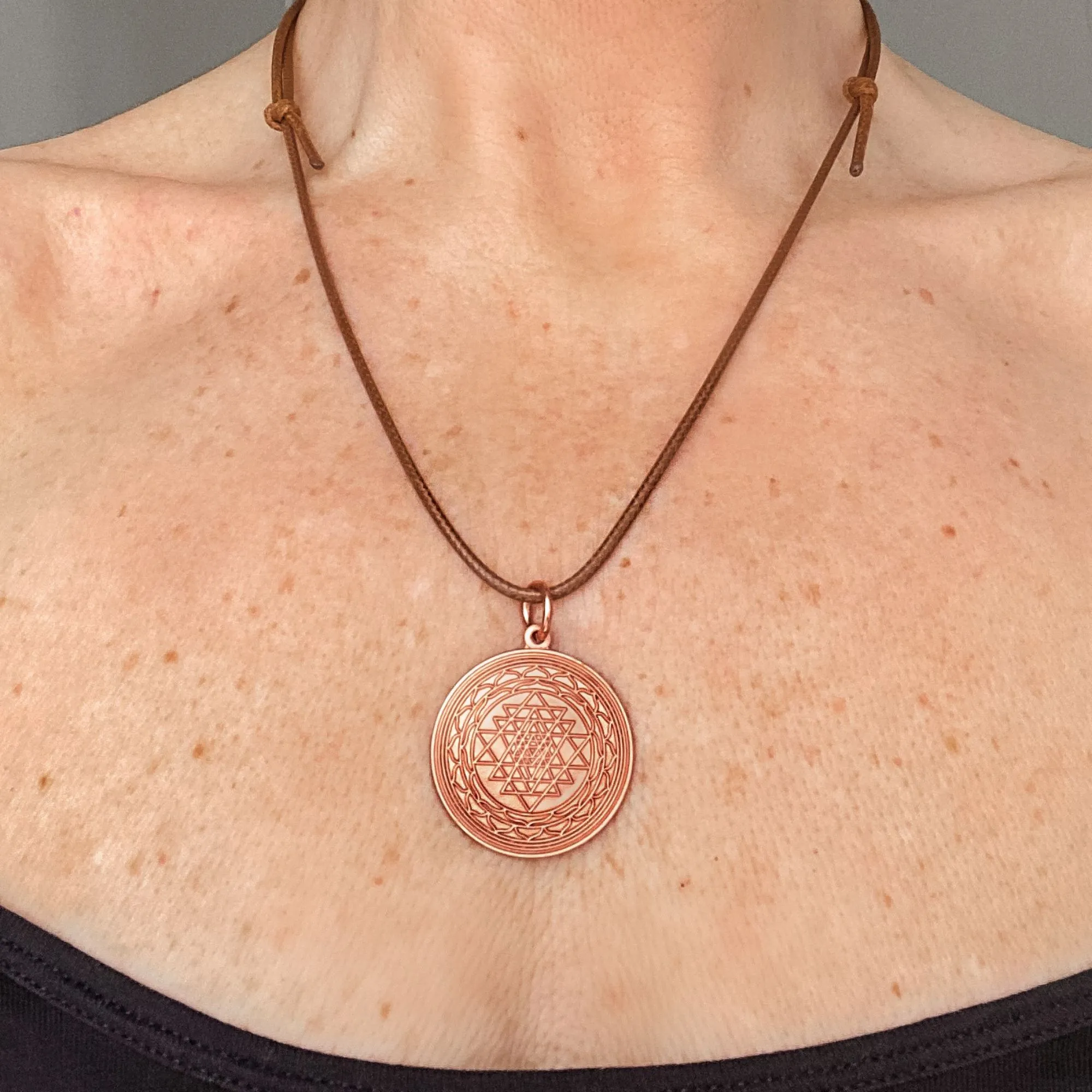 Koperen Sri Yantra hanger – verstelbaar waxkoord en helende symboliek